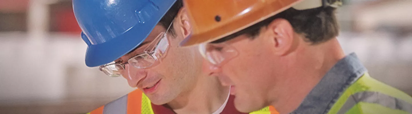 dos hombres con cascos en un sitio de construcción