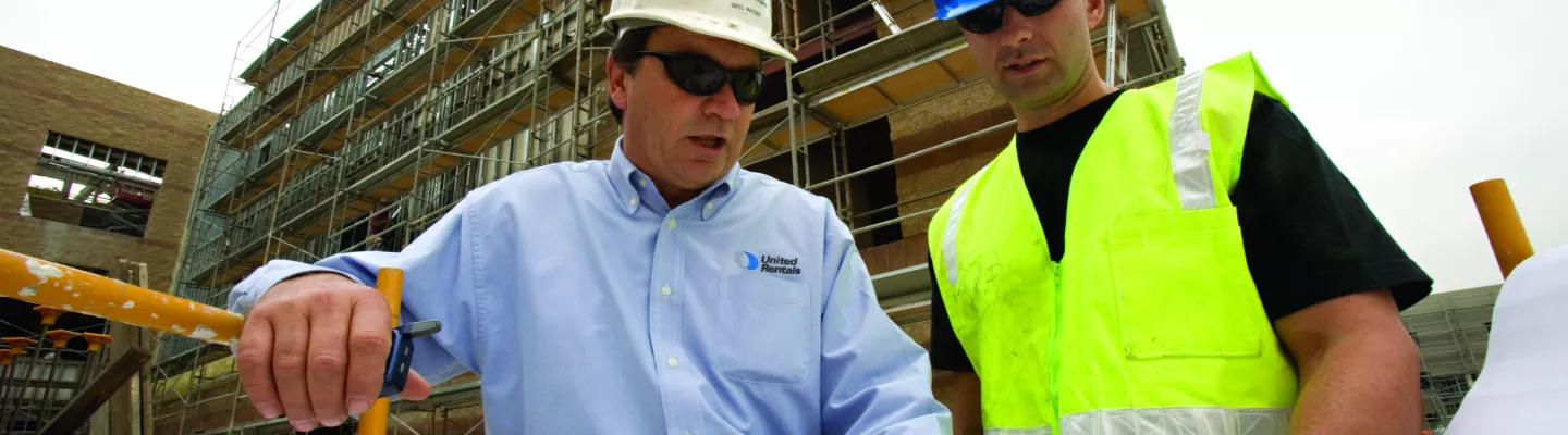 dos hombres con cascos en un sitio de construcción