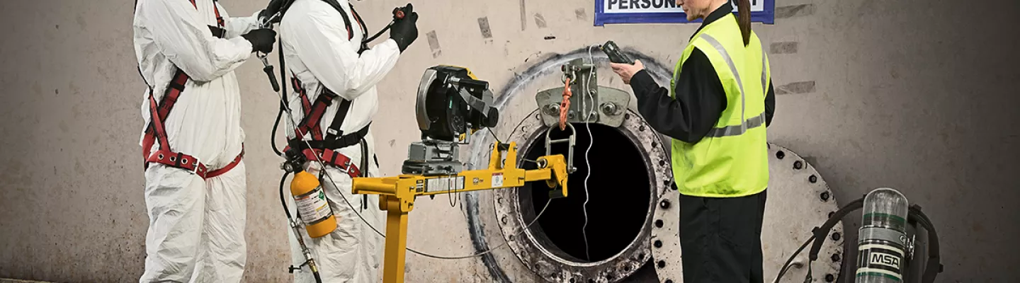 tres personas con máscaras scba 