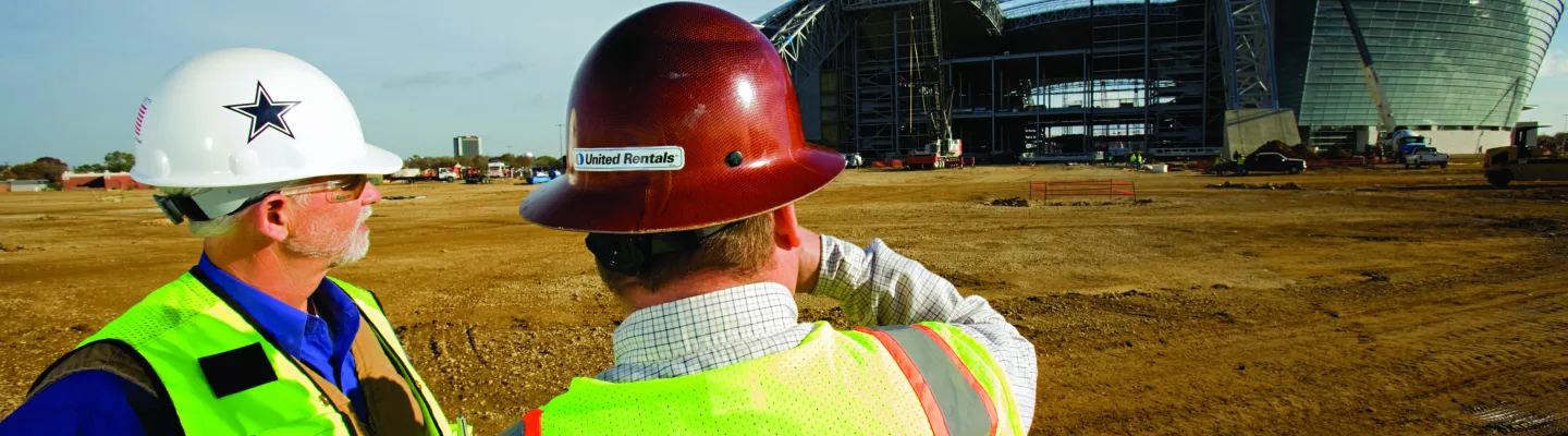 dos hombres con cascos en un sitio de construcción