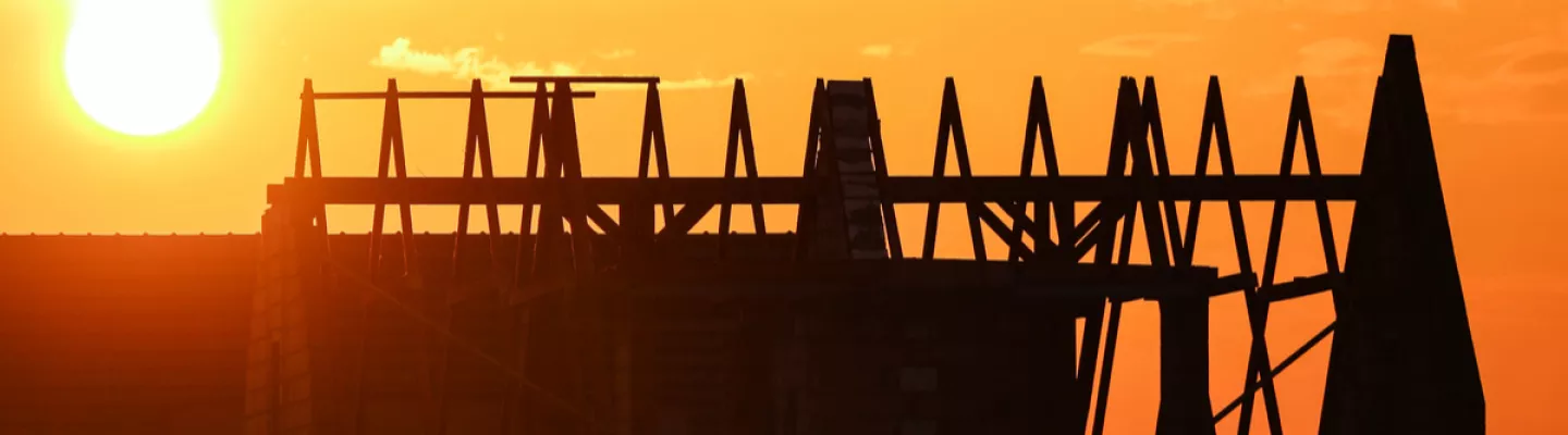 puesta de sol sobre el sitio de trabajo