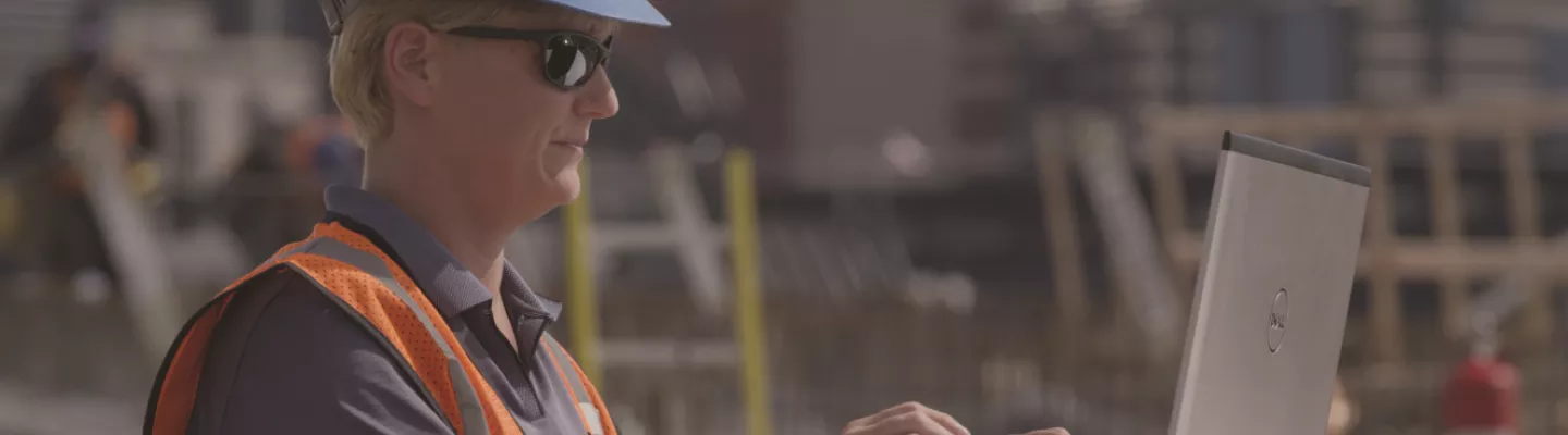 mujer en el sitio de trabajo con computadora portátil