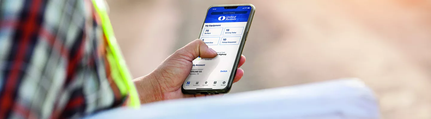Trabajador de la construcción usando la aplicación móvil de United Rentals