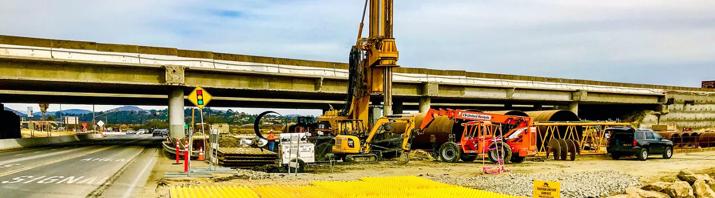 sitio de construcción con esteras de protección del suelo