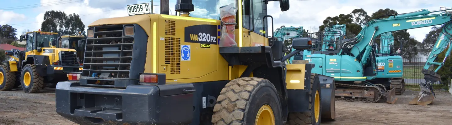 Diversos equipos de alquiler bien organizados al aire libre, incluidas herramientas y maquinarias de construcción listas para el uso de los clientes.