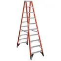 Escalera de tijera roja abierta y en el suelo