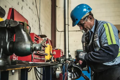 trabajador usando una herramienta