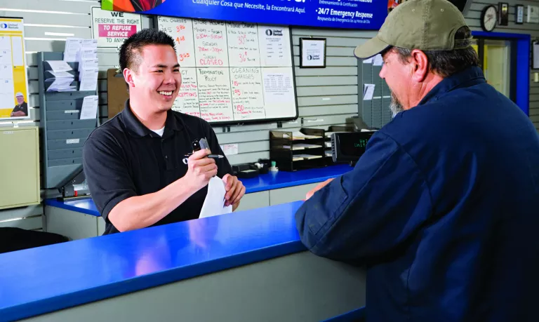 Empleado de United Rentals con un cliente