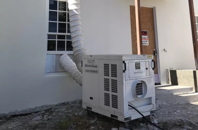 Aire acondicionado fuera de una casa