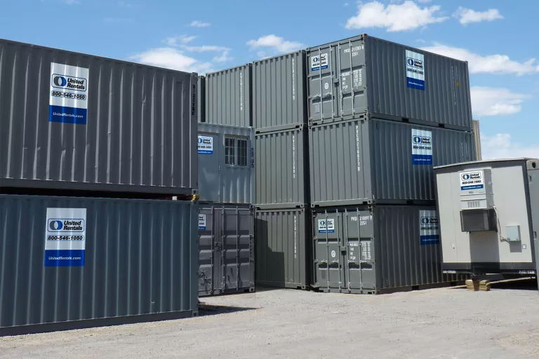 Oficinas móviles apiladas a nivel del suelo
