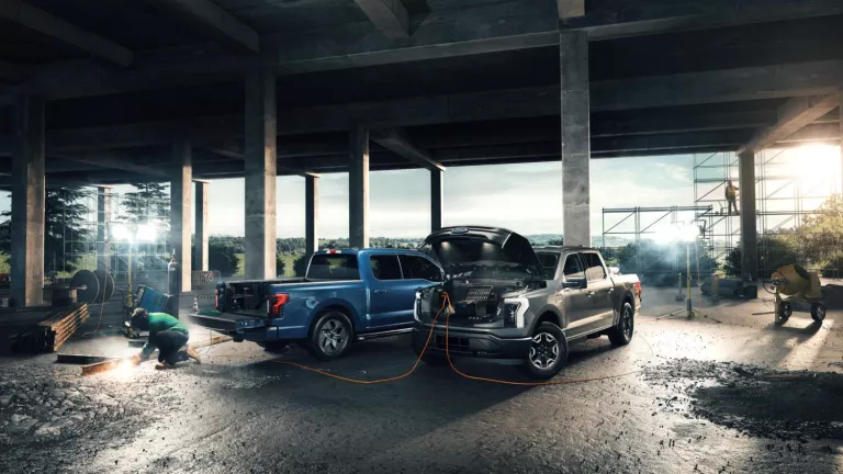 Camiones Ford Pro F-150 Lightning cerca del sitio de trabajo