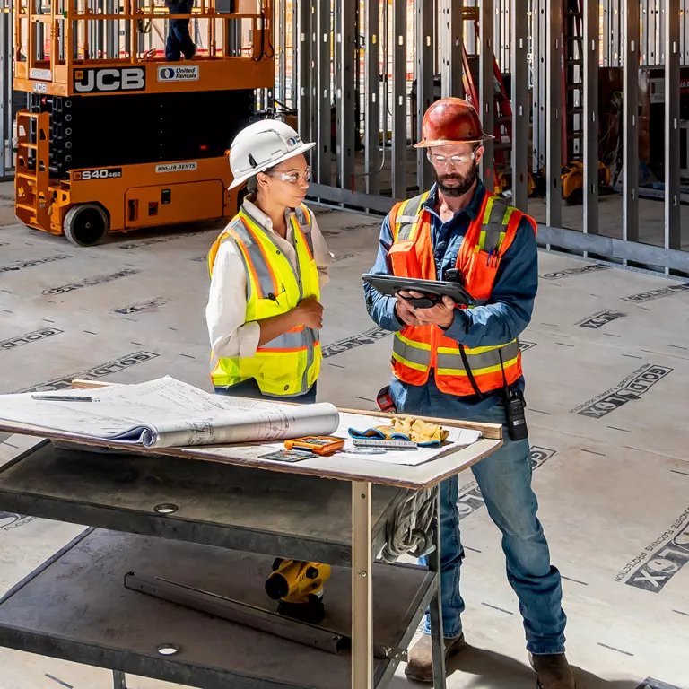 PPE (equipo de protección personal) de UR en el sitio de construcción