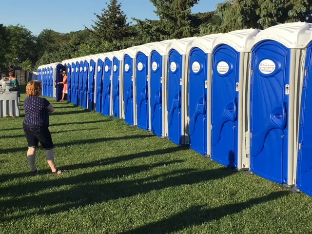 sanitarios portátiles en un evento grande