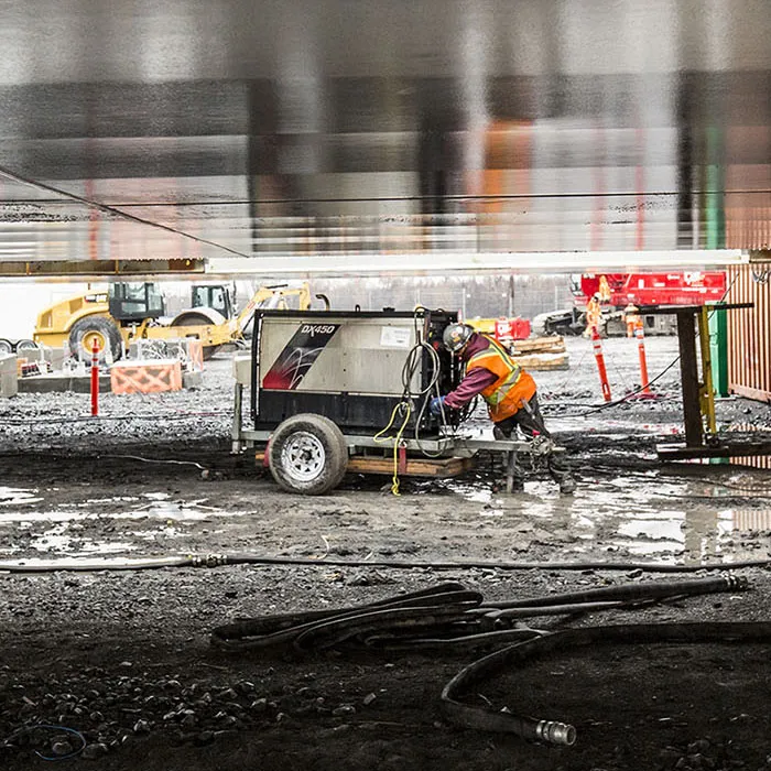 Trabajador en lodo