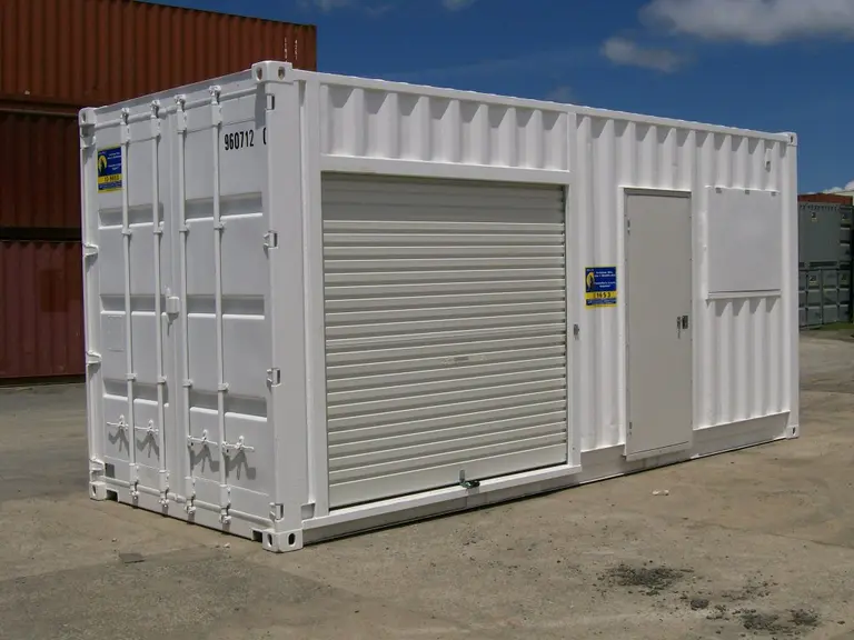 Contenedor de oficina combinado blanco en el patio de embarque de United Rentals