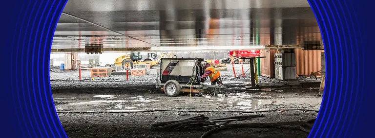 Trabajador en un sitio de trabajo lodoso