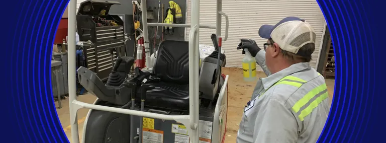 Trabajador desinfectando equipos durante la pandemia