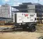 Generador remolcable White Wacker-Neuson de 38 kW estacionado en un sitio de construcción comercial