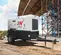 Generador remolcable White Wacker-Neuson de 58 kW estacionado en un sitio de construcción comercial