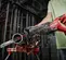 Sierra reciprocante, inalámbrica, eléctrica MILWAUKEE roja y negra