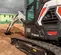 Miniexcavadora BOBCAT negra y blanca con oscilación de cola reducida
