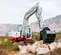 Miniexcavadora Takeuchi roja y blanca con oscilación trasera reducida