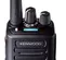 Primer plano de la parte superior de una radio de dos vías KENWOOD negra, digital, a prueba de explosiones, UHF, 450MHz
