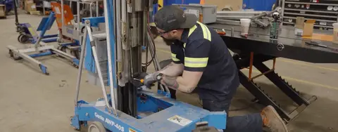 Trabajador realizando mantenimiento en un equipo