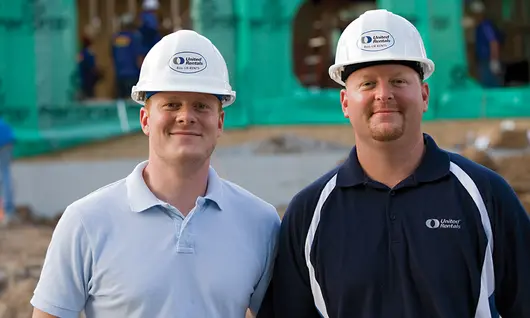 dos hombres con cascos en un sitio de construcción