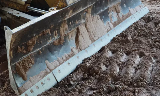 primer plano de una cuchilla topadora