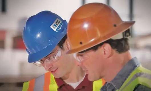 dos hombres con cascos