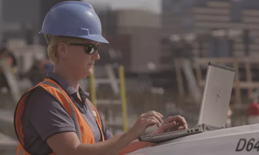 mujer en el sitio de trabajo con computadora portátil