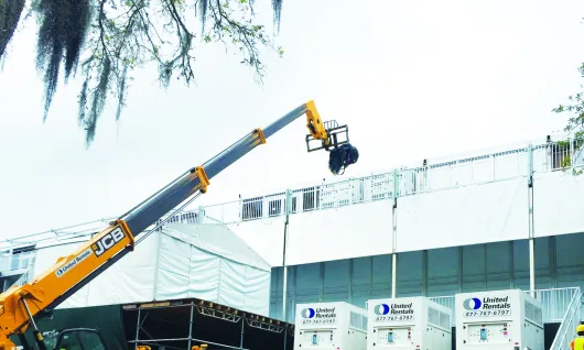 grúa afuera de la planta