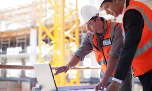 hombres trabajando en una computadora en el lugar de trabajo