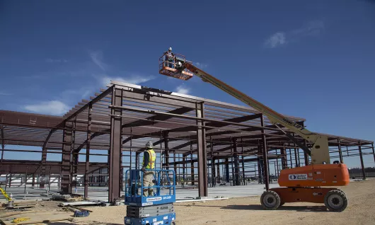 Trabajadores utilizando elevadores en un sitio de trabajo