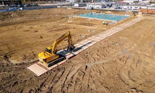 Instalación de esteras en un sitio de trabajo