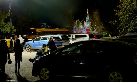 Torre de luz en uso en el estacionamiento del evento