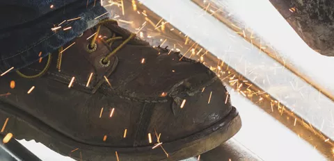 Trabajador que corta metal