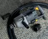 Herramienta de impacto neumático con zócalo de 1 1/2 pulgadas Ingersoll Rand plateada y negra sobre un piso de metal
