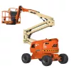 Vista lateral de un brazo de elevación JLG naranja y beige con brazo extendido y plataforma de trabajo.
