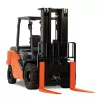 Montacargas de almacén a diésel Toyota naranja y negro