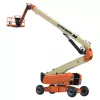 Vista lateral en ángulo de un brazo de elevación JLG anaranjado y beige, extendido verticalmente con canasta.