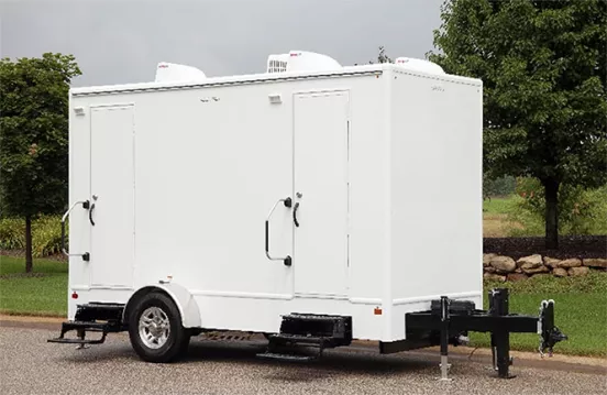 Foto del exterior de remolque para sanitarios ROS blanco de 6 puestos