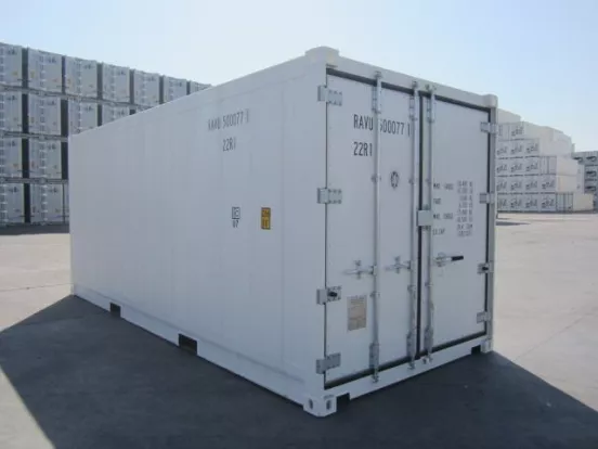 Puertas de carga exteriores en un contenedor de embarque refrigerado blanco