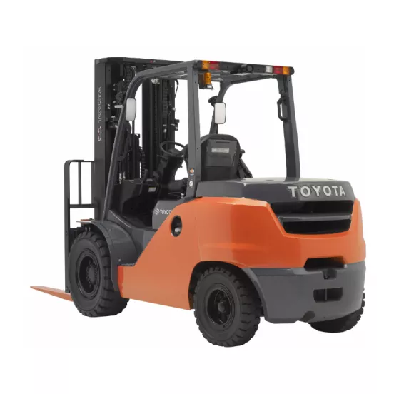 Vista trasera en ángulo del montacargas de almacén Toyota naranja y negro con mástil de elevación negro y horquillas naranjas con cabina abierta.