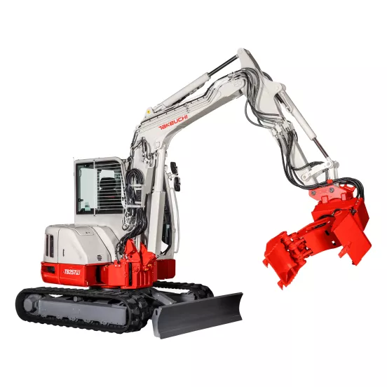 Miniexcavadora TAKEUCHI blanca, roja y gris de 12,000 – 14,000 lb, con oscilación de cola reducida