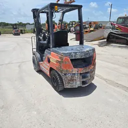 montacargas de almacén Toyota 8FDU30 2020