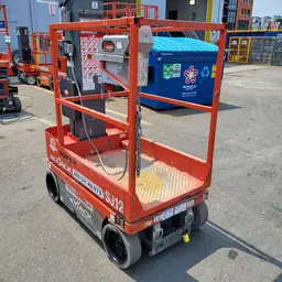 Elevador autopropulsado para una sola persona Skyjack SJ12 2015
