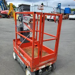 Elevador autopropulsado para una sola persona Skyjack SJ12 2018