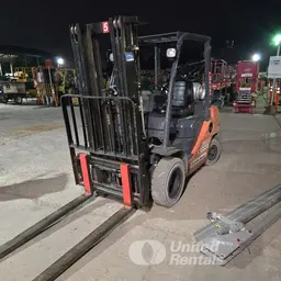montacargas de almacén Toyota 8FGU25 2019